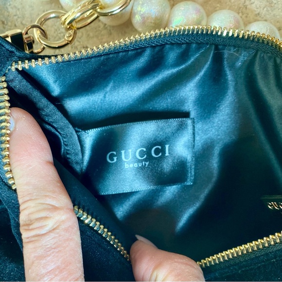 Authentic Gucci Beauty Velvet Bee Cosmetic Shoulder Bag - Picture 8 of 9